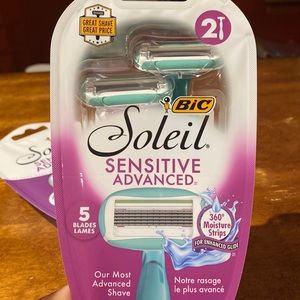 ⭐️2/$6.00 Bic Soleil razors